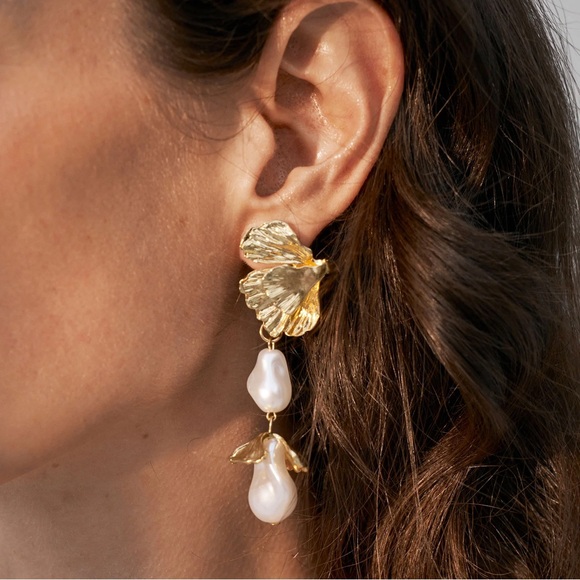 NEW House Of Harlow 1960 Gold Tone Leaf Faux Pearl Dangle Drop Baroque Earrings - Picture 2 of 7
